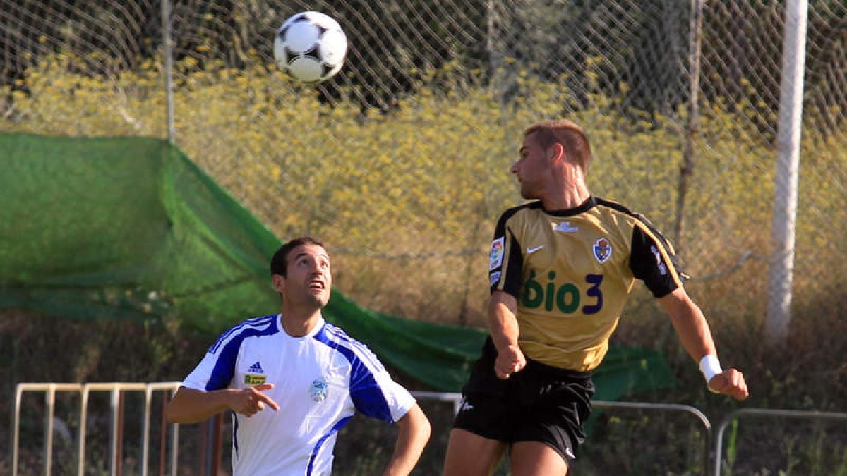 Acorán y Lago pelean un balón en la parcela central durante el primer período.