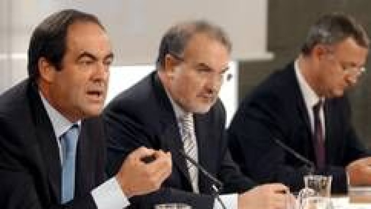José Bono, Pedro Solbes y Caldera, ayer tras la rueda de prensa posterior al Consejo de Ministros
