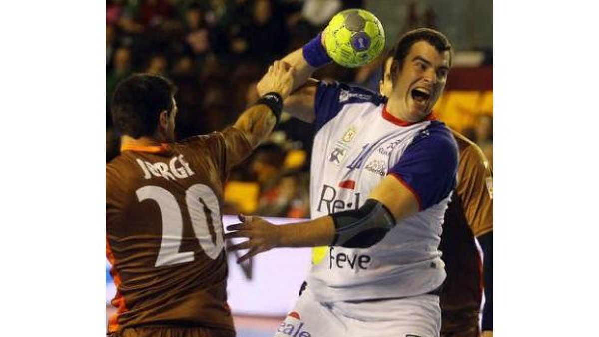El pivote Andreu, con seis tantos, fue una pesadilla constante para la defensa del Sagunto.