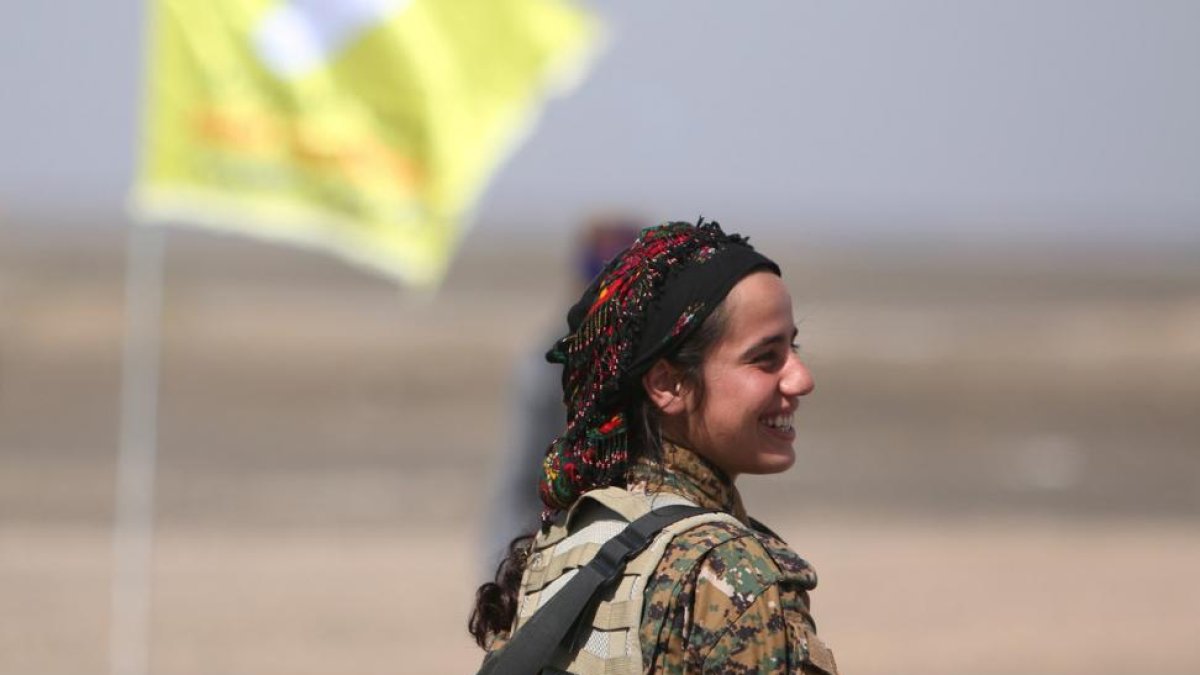 Una combatiente de las milicias sirias SDF.