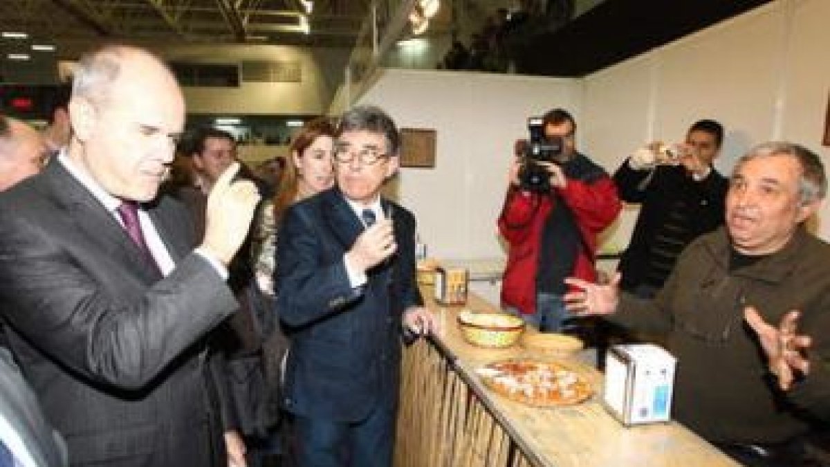 Chaves, Urbón y Jesús Esteban probando pulpo en la Feria Agraolimentaria de Bembibre.
