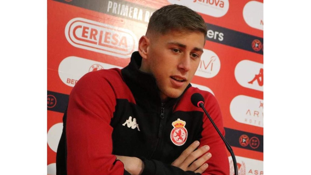 Jorge Moreno en la rueda de prensa que ofreció ayer en el estadio Reino de León. CYDL