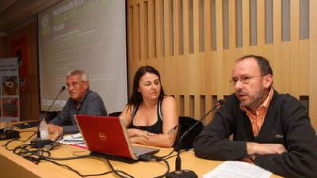 Javier Sánchez y Teresa Jular, de la Fundación + árboles, junto a Ignacio Fernández.