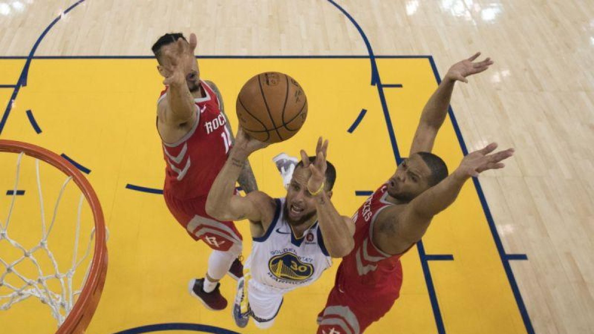 En acción... Stephen Curry.