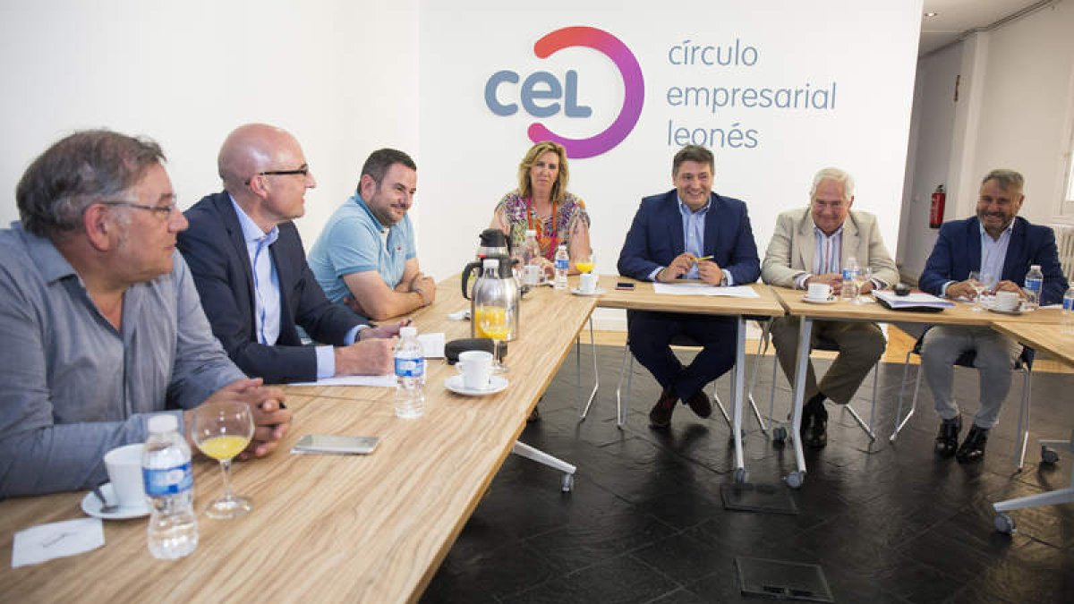 Un momento del encuentro con García. F. OTERO PERANDONES