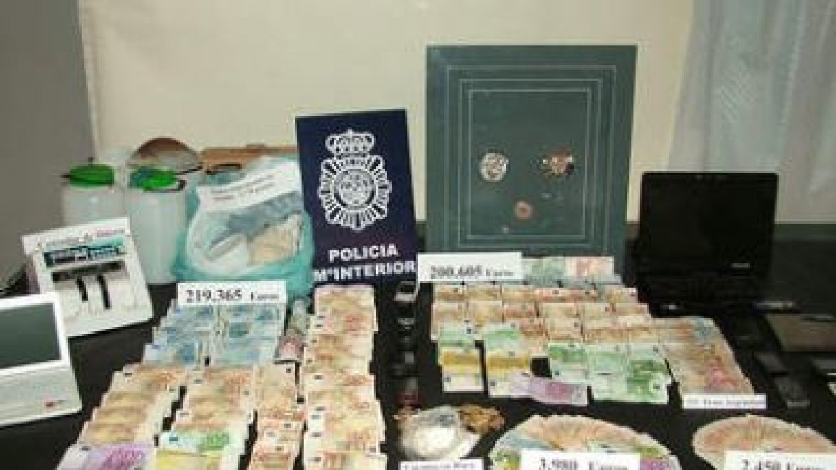 Foto cedida por la policía de los 426.365 euros y otros efectos.