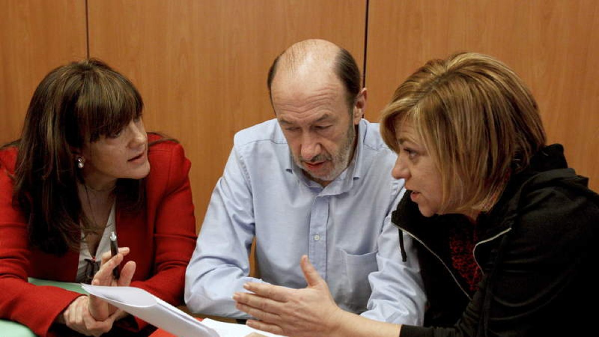 Soraya Rodríguez, Rubalcaba y Elena Valenciano, en un momento de la reunión de ayer.