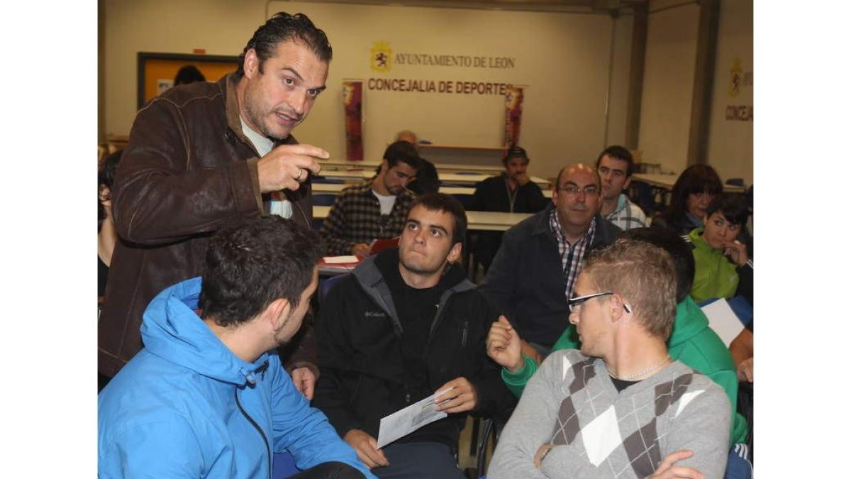 Balbuena dialoga con miembros de la Asamblea.