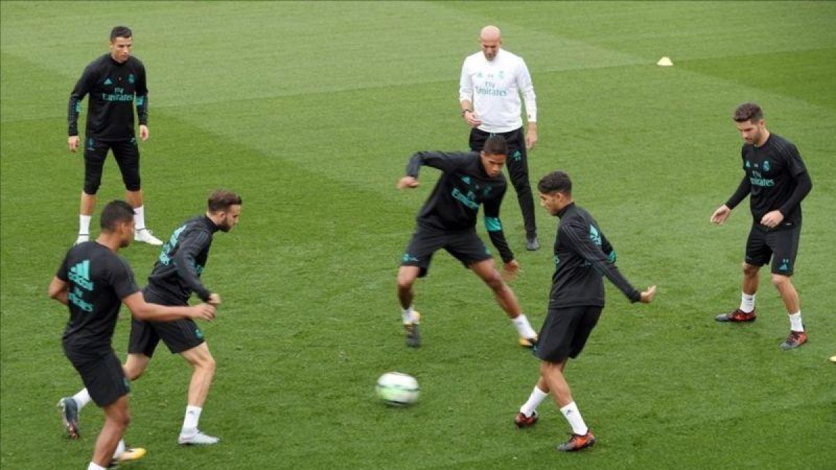 Zidane participa en un rondo con varios jugadores, entre ellos Ronaldo, durante el entrenamiento de este sábado.