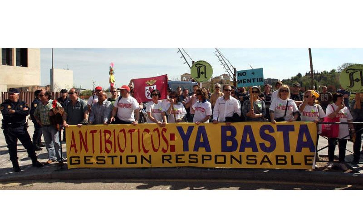 Concentración de trabajadores de Antibióticos, ayer, a las puertas de la Cortes, en Valladolid.