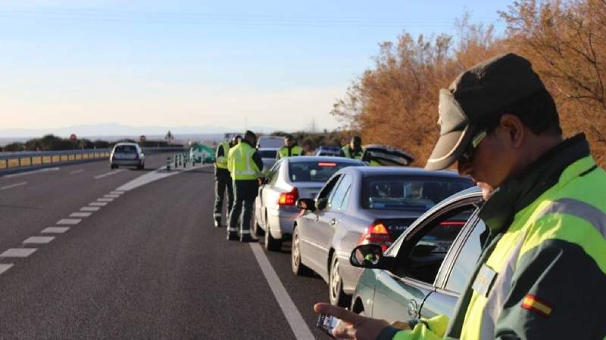 Varios agentes de la Guardia Civil realizan controles de alcoholemia. DL
