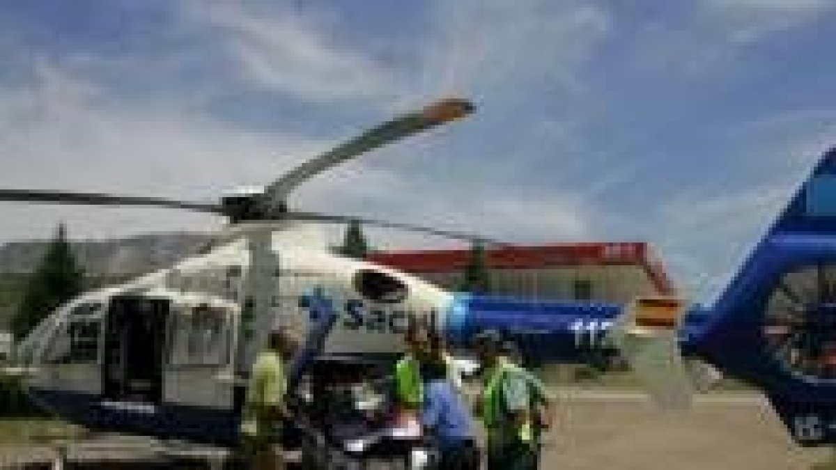 El helicóptero de Astorga, durante una de sus numerosas actuaciones, en una imagen de archivo
