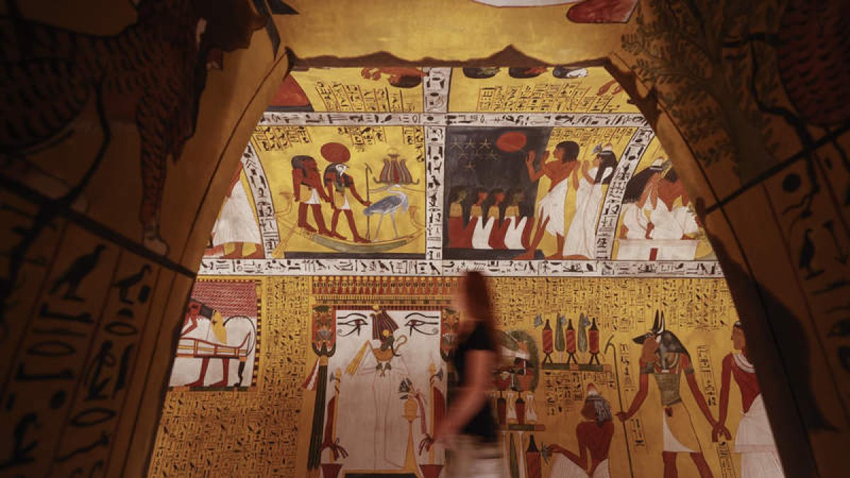 La exposición ‘Hijas del Nilo. Mujer y sociedad en el antiguo Egipto’, en el Palacio de las Alhajas en Madrid. JAVIER LIZÓN
