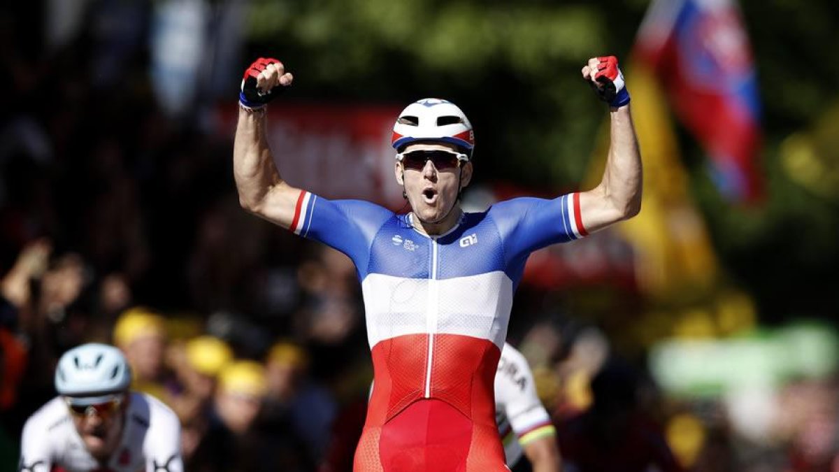Demare celebra con los brazos en alto su victoria en la llegada a meta. GUILLAUME HORCAJUELO