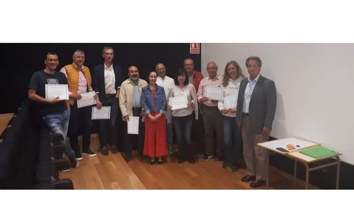 Los alumnos y la concejala Laura Álvarez (centro) junto a Eduardo Keudell (a la derecha). CEBRONES