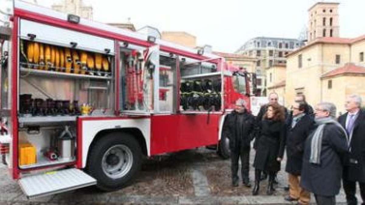 Un momento de la presentación del nuevo camión de Bomberos.