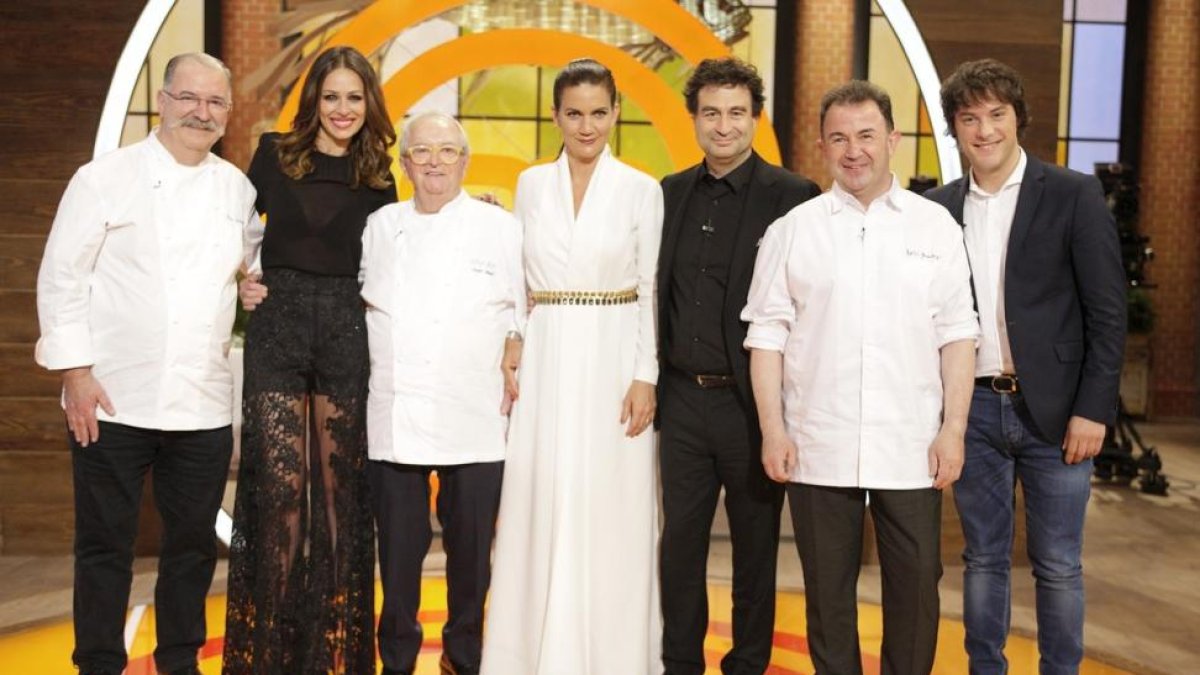 Pedro Subijana, Eva González, Juan Mari Arzak, Samanta Vallejo-Nágera, Pepe Rodríguez, Martín Berasategui y Jordi Cruz, en la final de la cuarta temporada de 'Masterchef'.