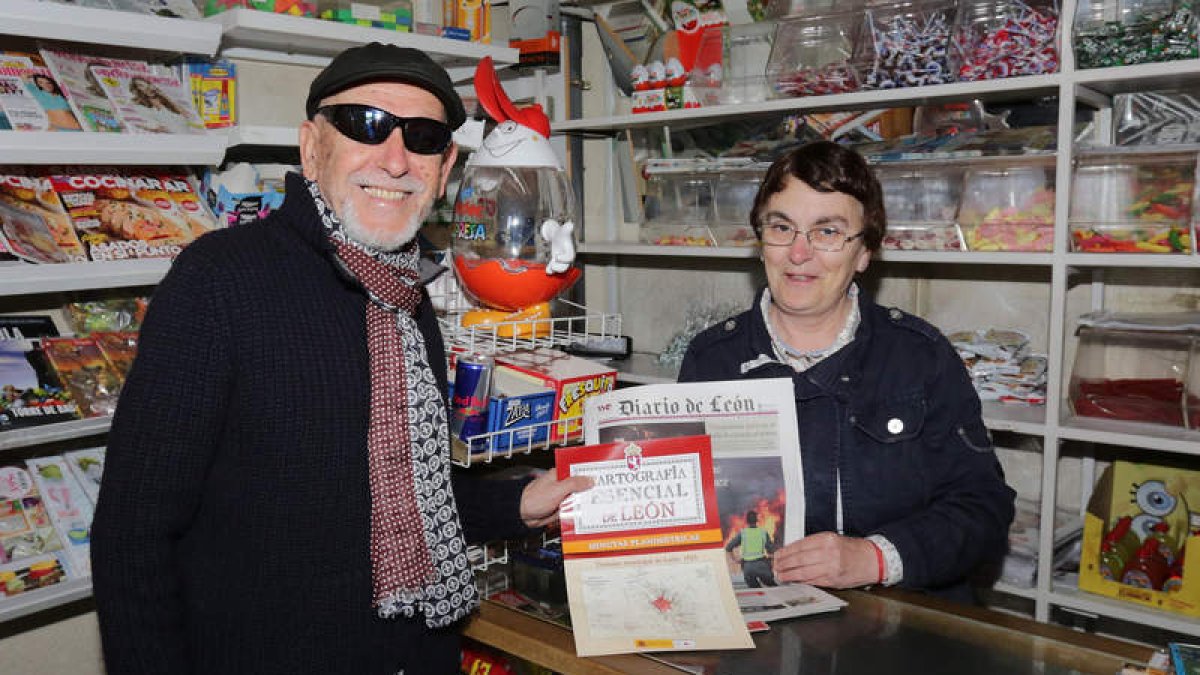 Pedro, asiduo lector del Diario, con la primera lámina de la serie en el kiosco de Begoña. S. PÉREZ