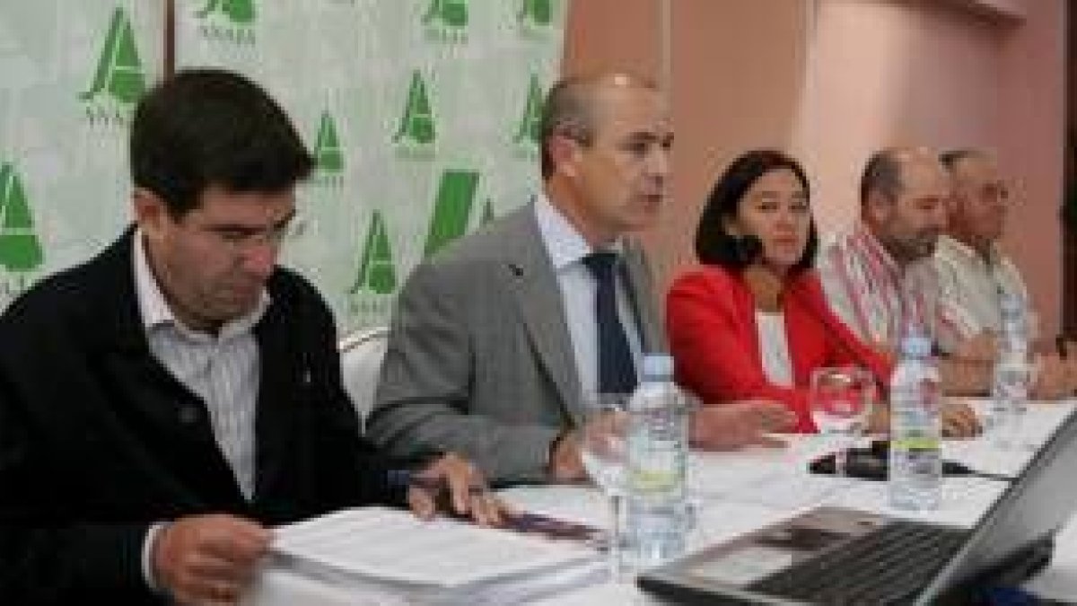 Los representantes de Asaja ofrecieron ayer una charla informativa a parte de sus socios