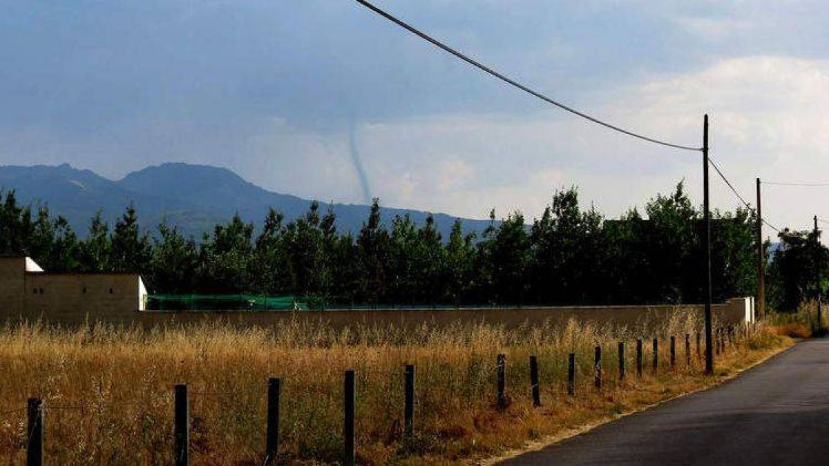 Imagen tomada por uno de los testigos del tornado (en el centro del horizonte) a última hora de la tarde del miércoles.