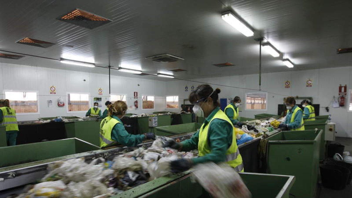 Trabajadores en el Centro de Tratamiento de Residuos.
