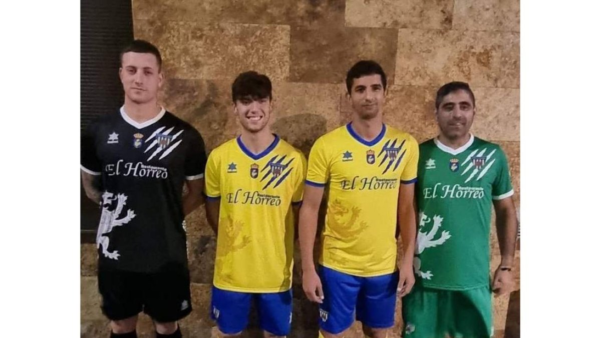 Los jugadores del Atlético Mansillés posan con la nueva equipación. DL