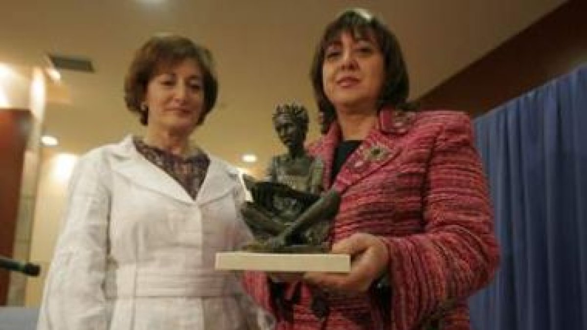 La presidenta de la Asociación Balcanes entregó el premio a García