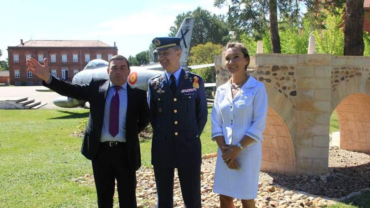 Busto, Treceño y Seco, ayer, en la Academia del Aire.