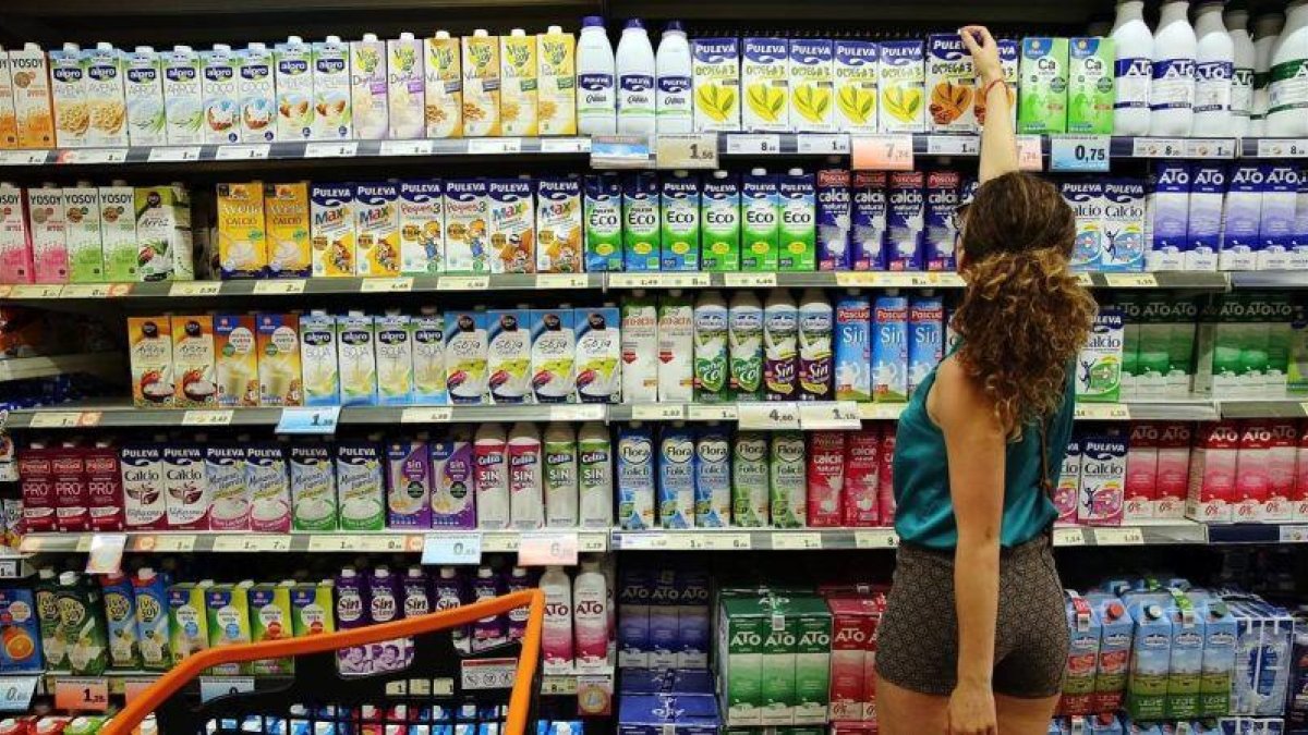 Variedades de leche en un supermercado, en una foto de archivo.