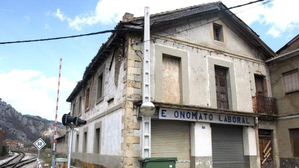 Edificio del antiguo economato de Hulleras que se encuentra en estado de ruina.