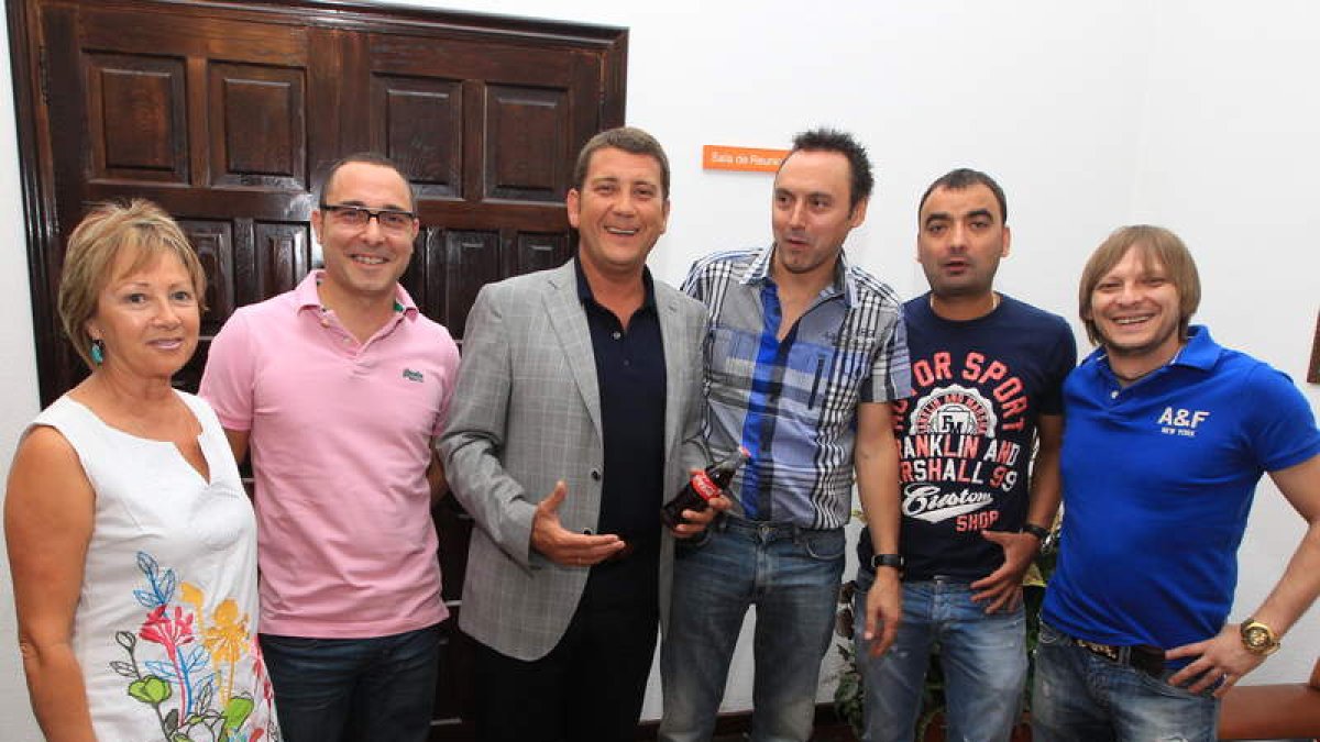 Los organizadores del evento junto a Riesco y Crespo.