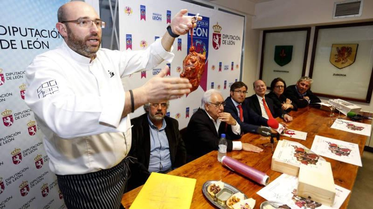 Juanjo Pérez, chef de Cocinandos, durnate la demostración que llevó a cabo durante la presentación de la cocina de León en Bilbao