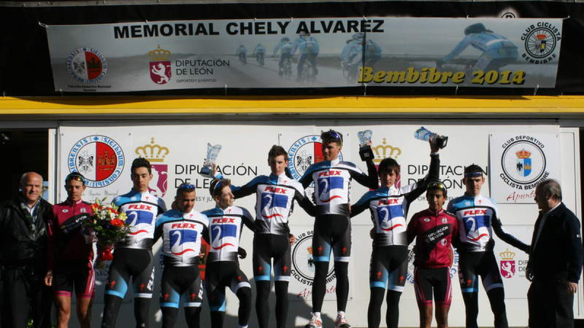 El podio con los vencedores, el alcalde y el concejal de Deportes.