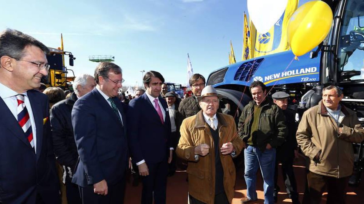 El consejero Antonio Silván, junto al subdelegado del gobierno, el presidente de la Diputación y el alcalde de Valencia de Don Juan durante su recorrido por la Feria Multisectorial.
