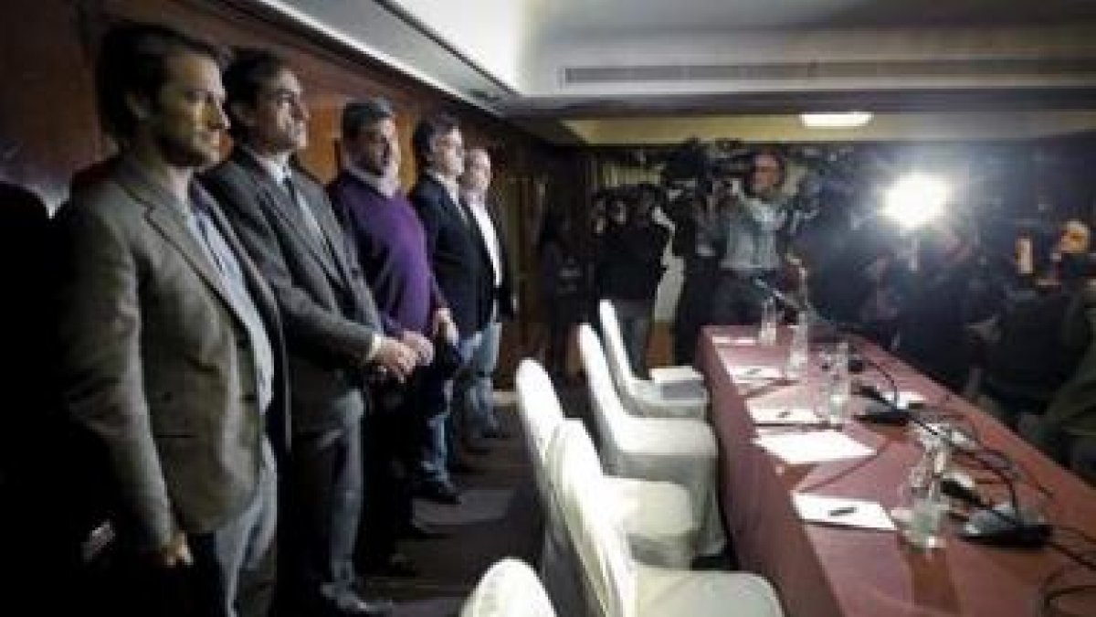 Responsables del sindicato de controladores Usca momentos antes de su comparecencia.