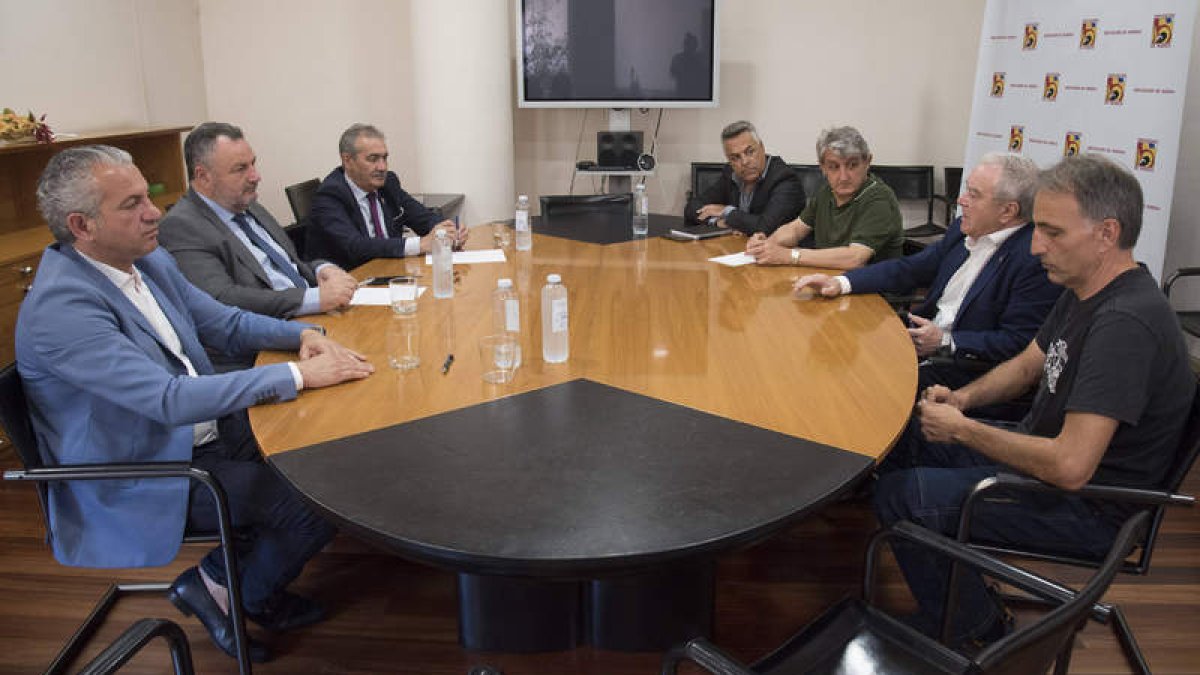 Un momento de una de las reuniones celebradas en Huesca. DL