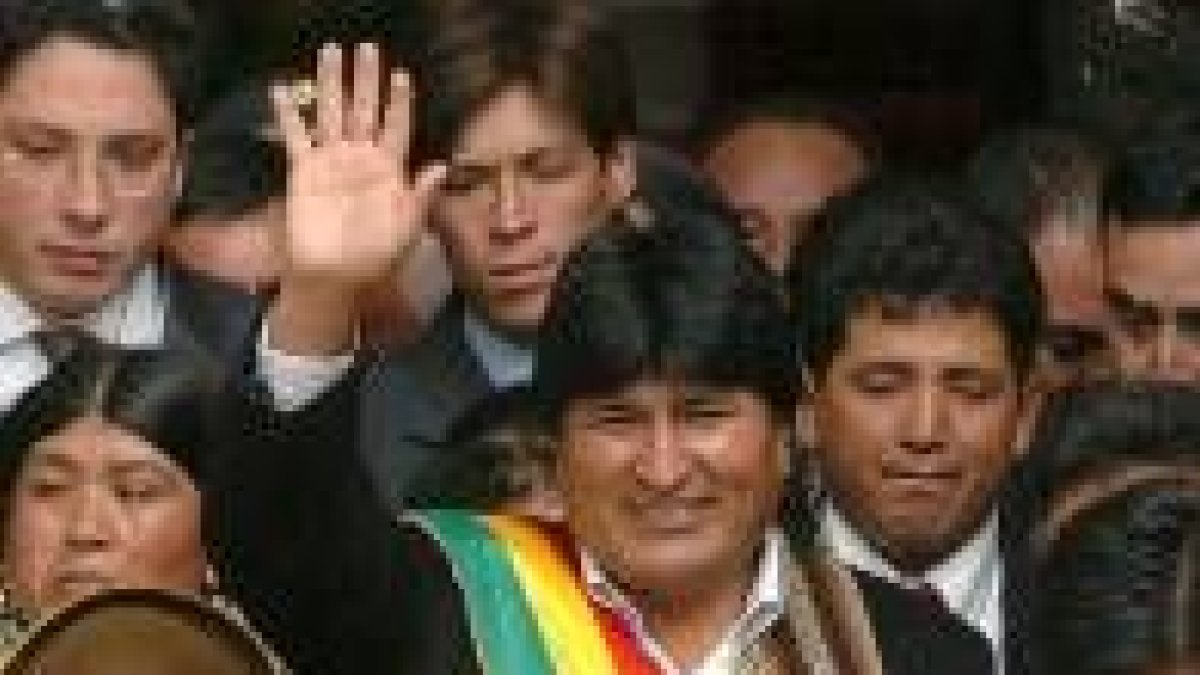 El presidente de Bolivia, Evo Morales saluda a la salida del Congreso Nacional de La Paz