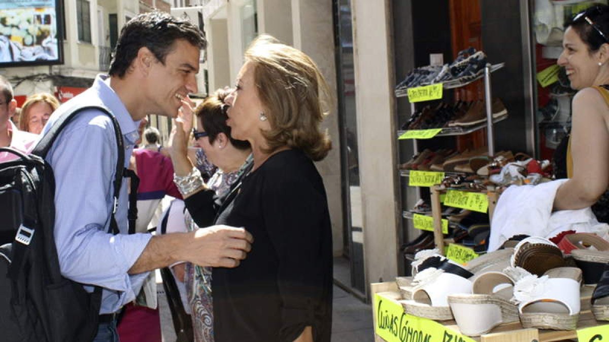 Pedro Sánchez saludando a una militante en las calles de Puertollano.