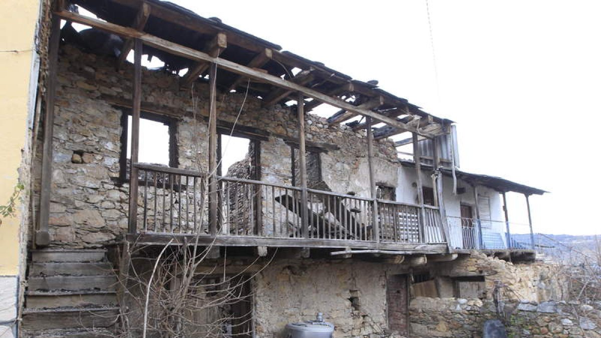 Esta casa incendiada está a pocos metros de la consistorial.