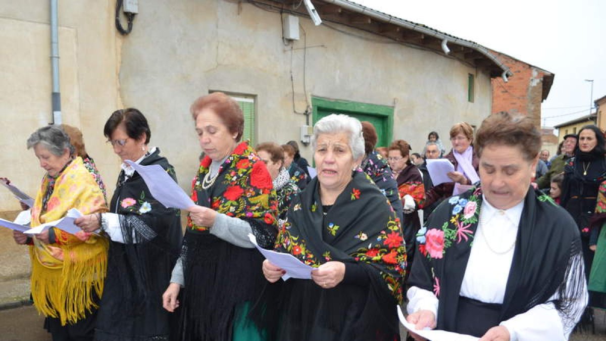 La mujeres vistieron los trajes típicos