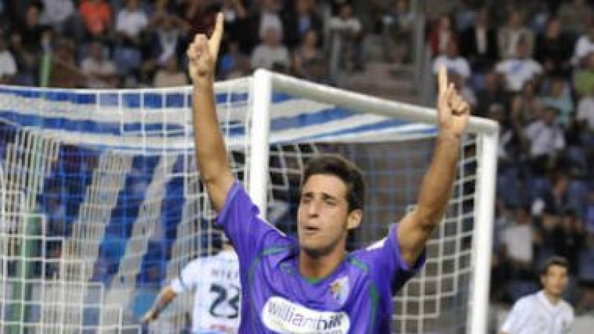 Javi López celebra su gol al Tenerife el día de su debut en Primera con el Málaga.