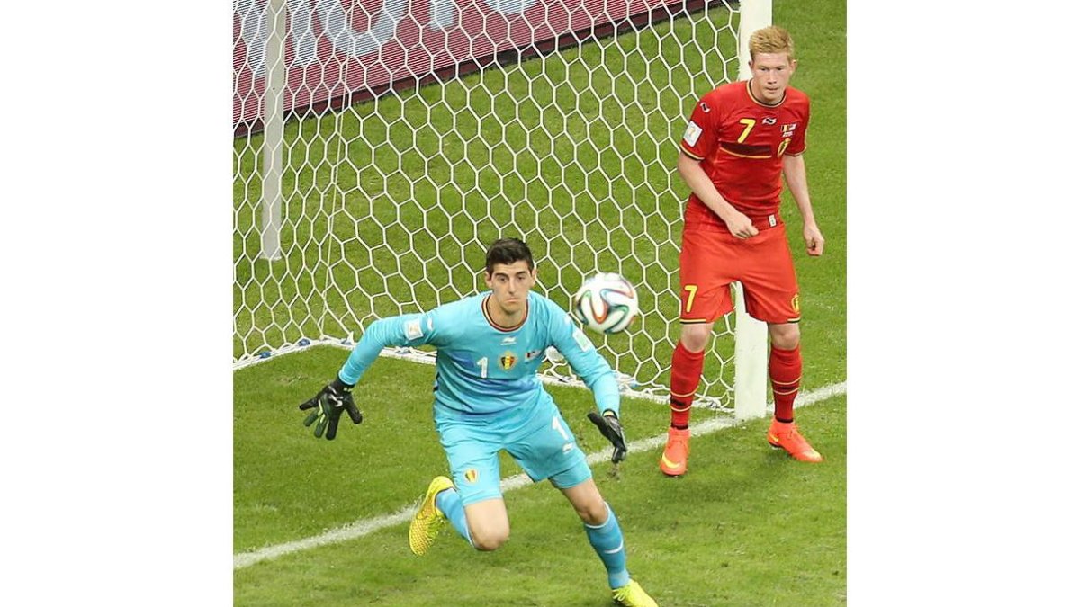 El portero belga Thibout Courtois evitó con sus paradas la tanda de penaltis ante Estados Unidos en los octavos de final.