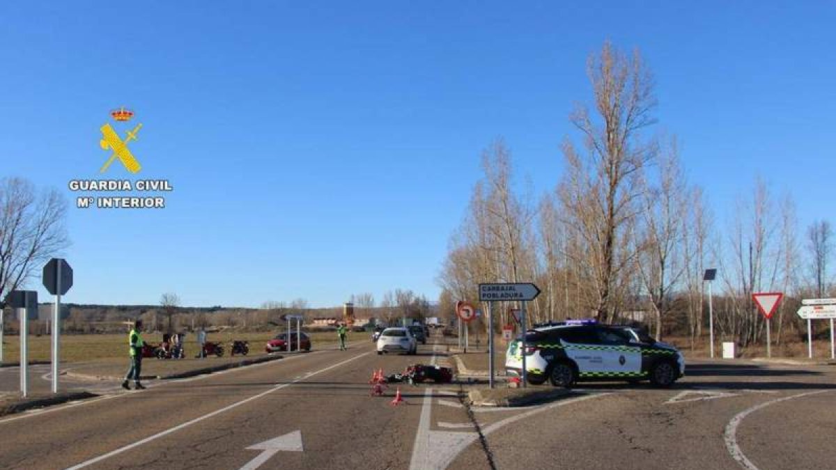 El accidente se produjo en el cruce de la carretera de Caboalles con Pobladura y Carbajal. DL