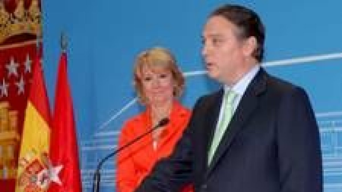El político leonés, Alfredo Prada Presa, junto a Esperanza Aguirre en una imagen de archivo