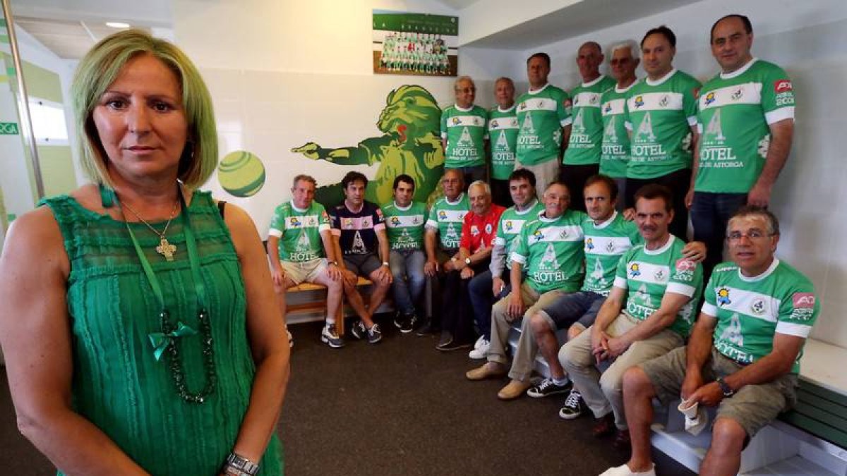 Sagrario González con los jugadores históricos del Astorga en los vestuarios