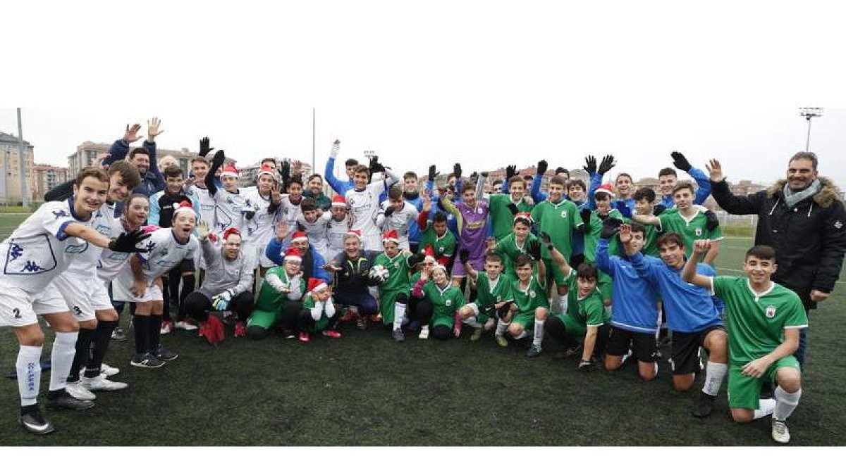 Los participantes en el partido disfrutaron de una tarde plena de emociones en el campo de fútbol de La Palomera. Una experiencia inolvidable para todos. RAMIRO