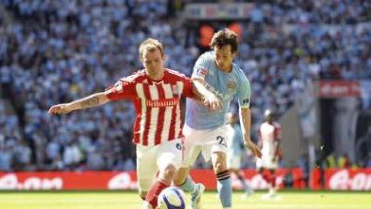 David Silva (d) lucha por el balón con Glenn Whelan (i) del Stoke City en la final de la Copa.