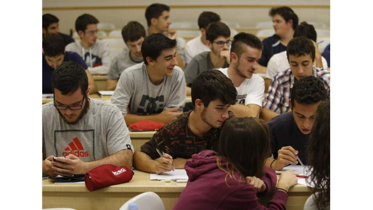 Las clases de Enfermería están repletas de alumnas en sus bancos