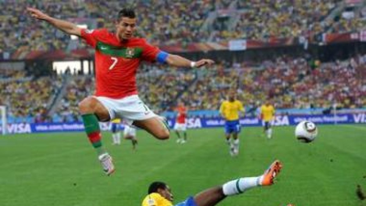 Cristiano Ronaldo hace un salto acrobático por encima de un defensor brasileño.