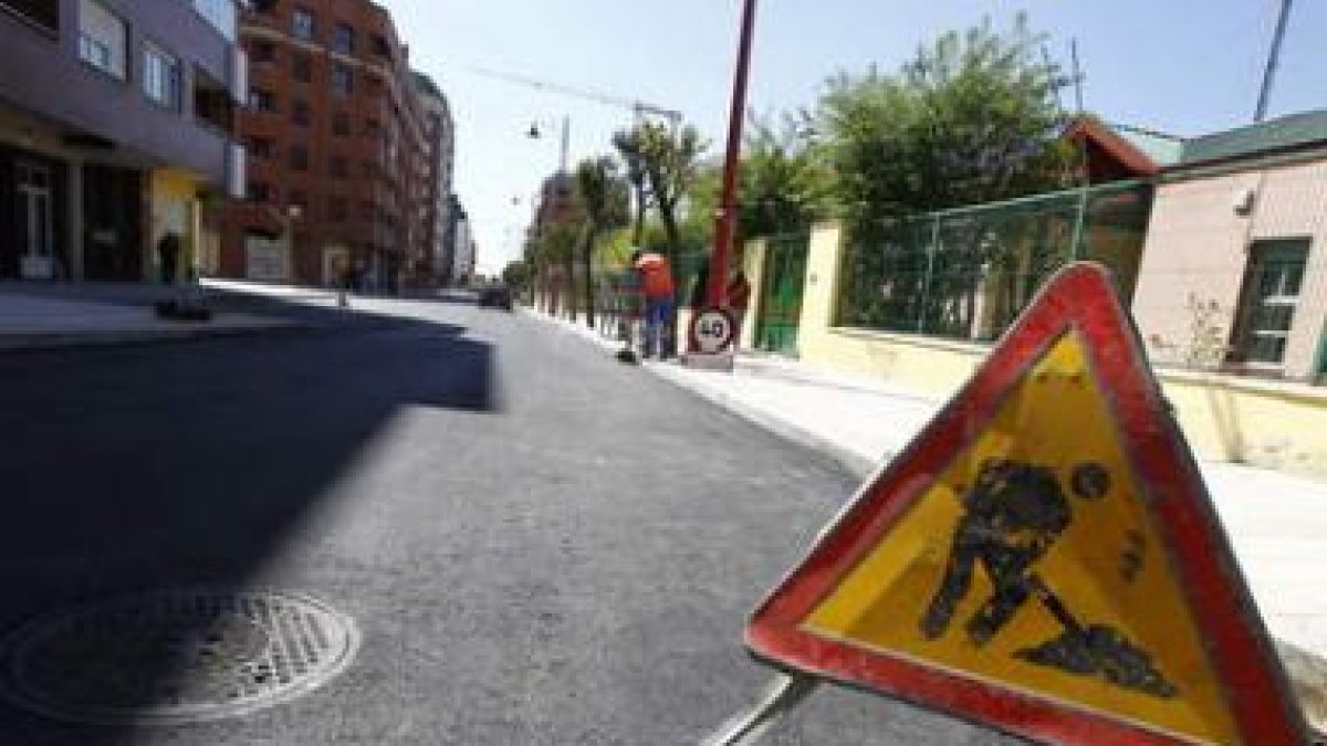 La calle Murillo, reasfaltada, se va a abrir al tráfico tras más de un mes de obras.